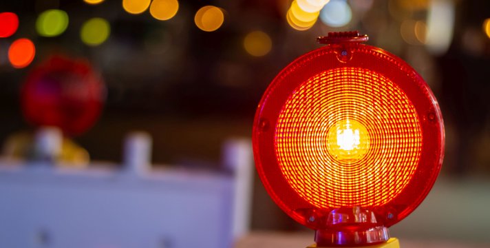 Warnleute in Rot